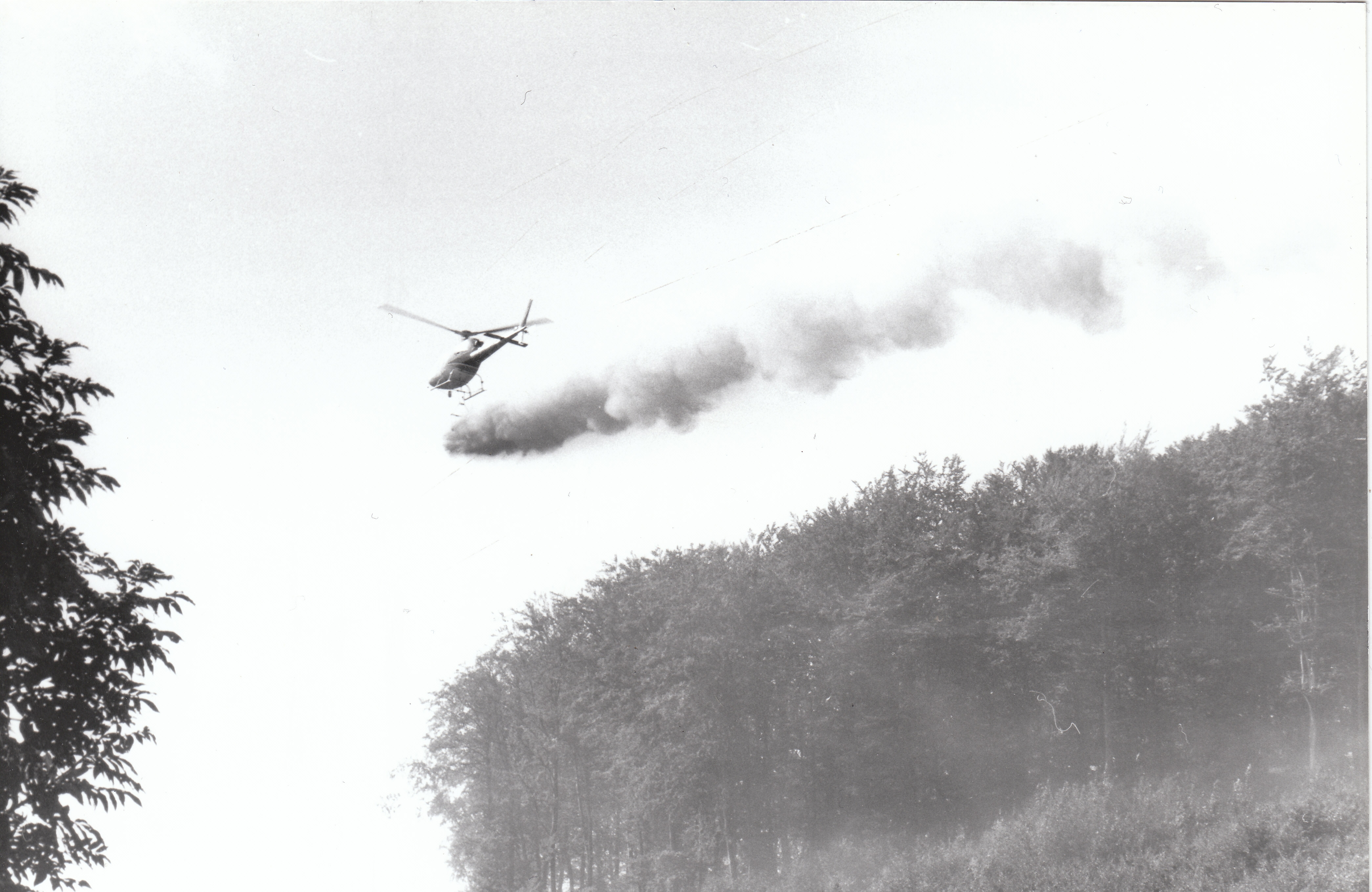 Mit Hubschraubern wird lange Zeit im Weserbergland gekalkt, um im Waldboden die Folgen des „sauren Regens“ abzuwenden. Foto: Archiv