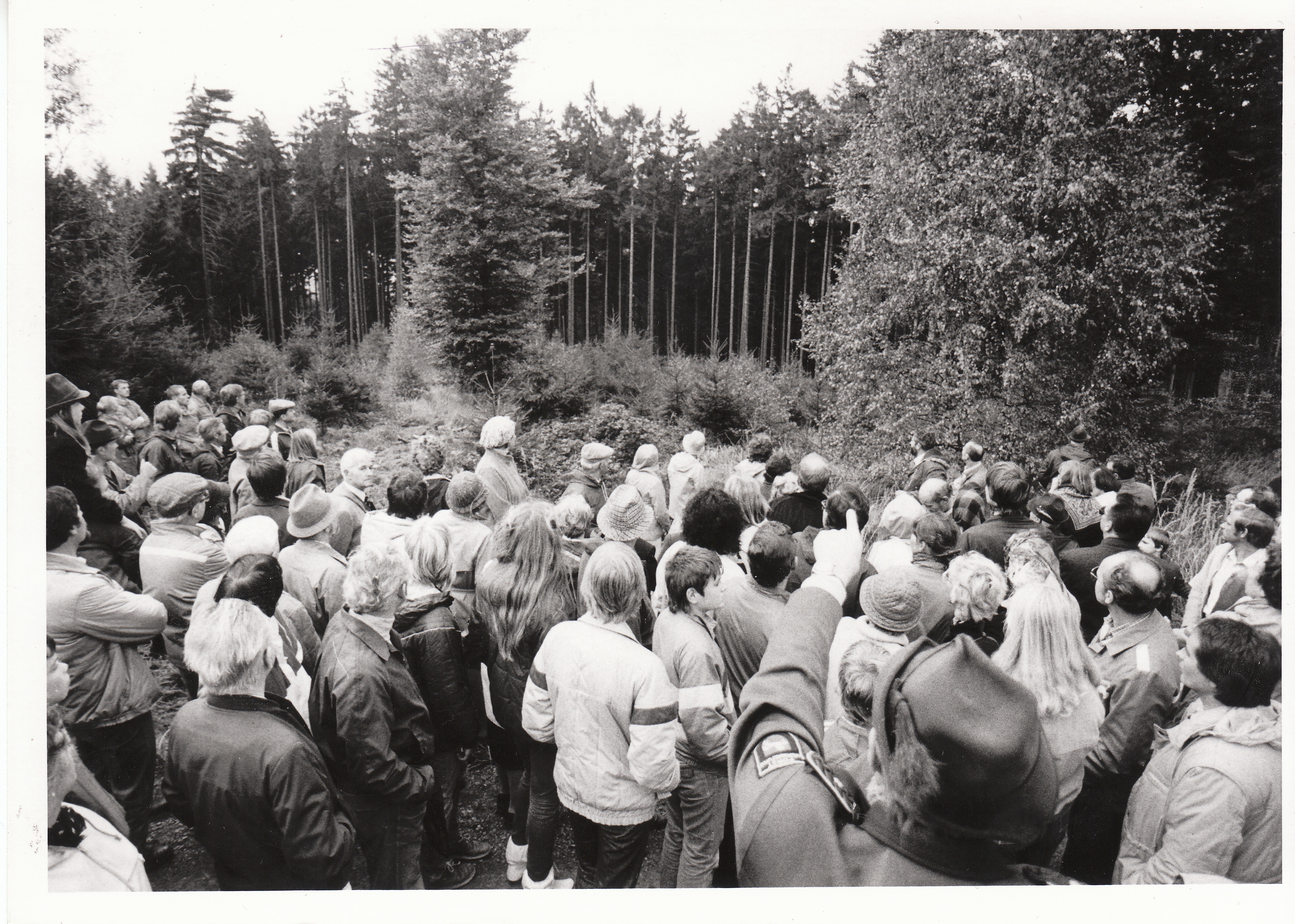 Oktober 1983: 600 Menschen ziehen bei Aerzen durch den Wald und lassen sich von Experten die Baumschäden zeigen. Foto: Archiv