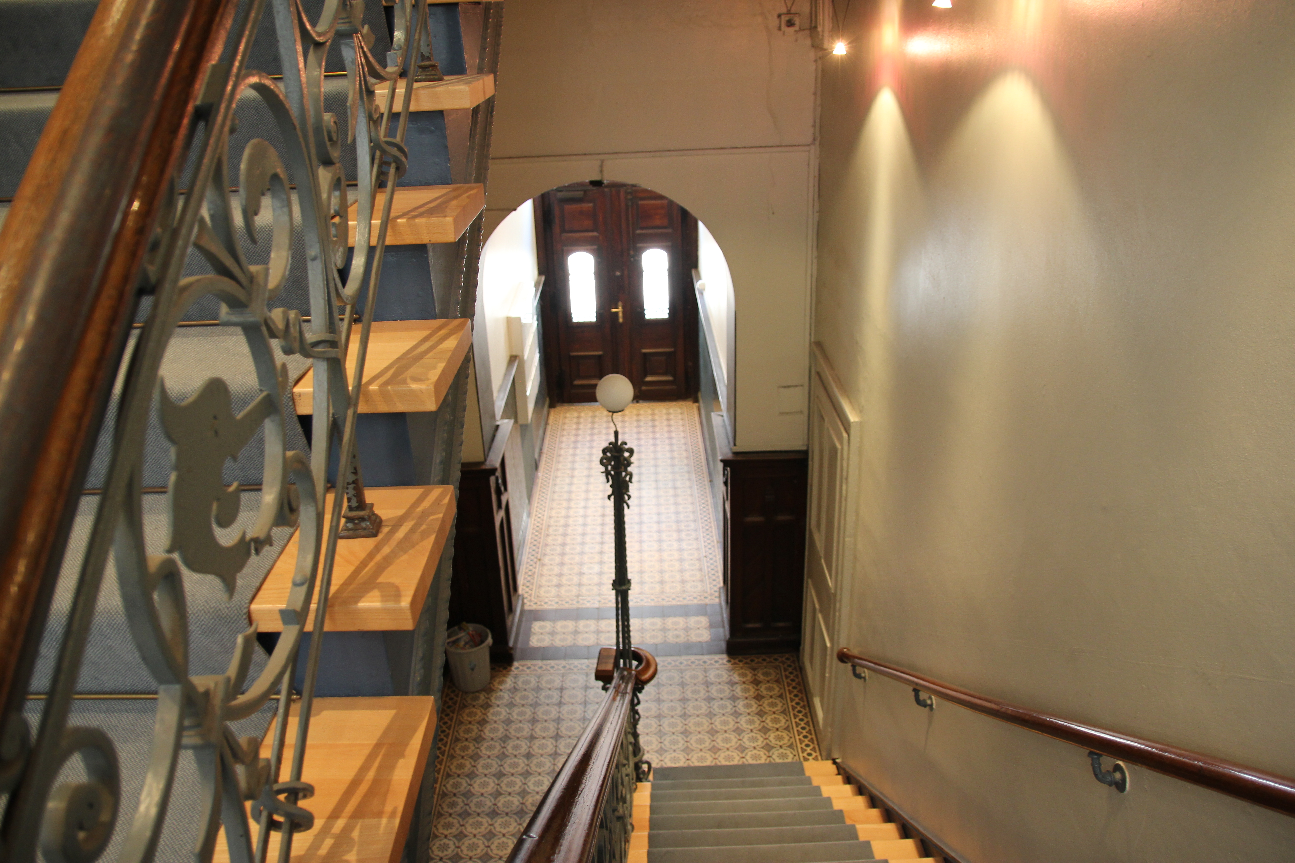 Das Treppenhaus durchweht ein Hauch von Geschichte. Foto: nin