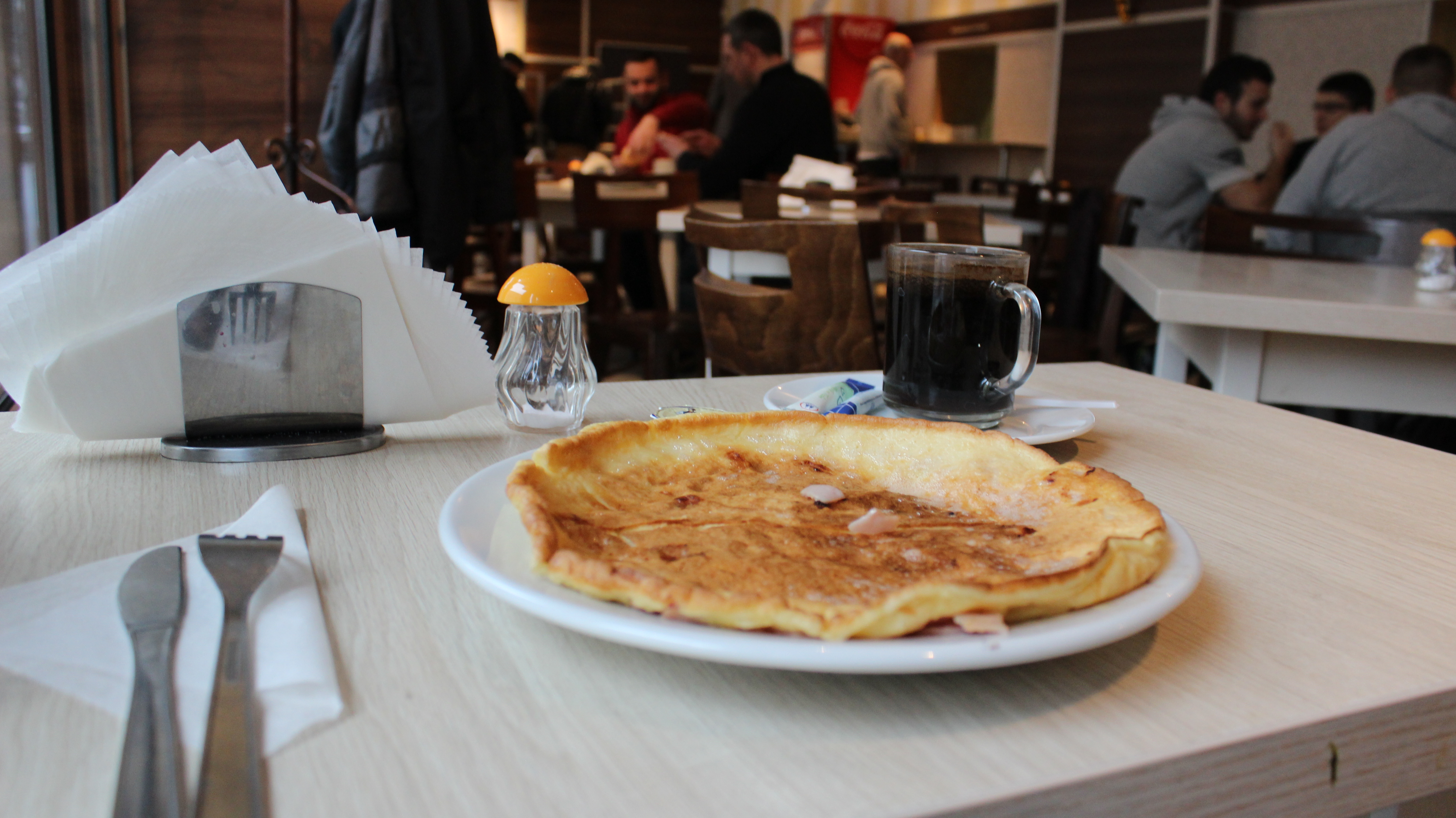 Omlet z szynką i kawa w barze Bambino to wydatek ponad 12 zł. 