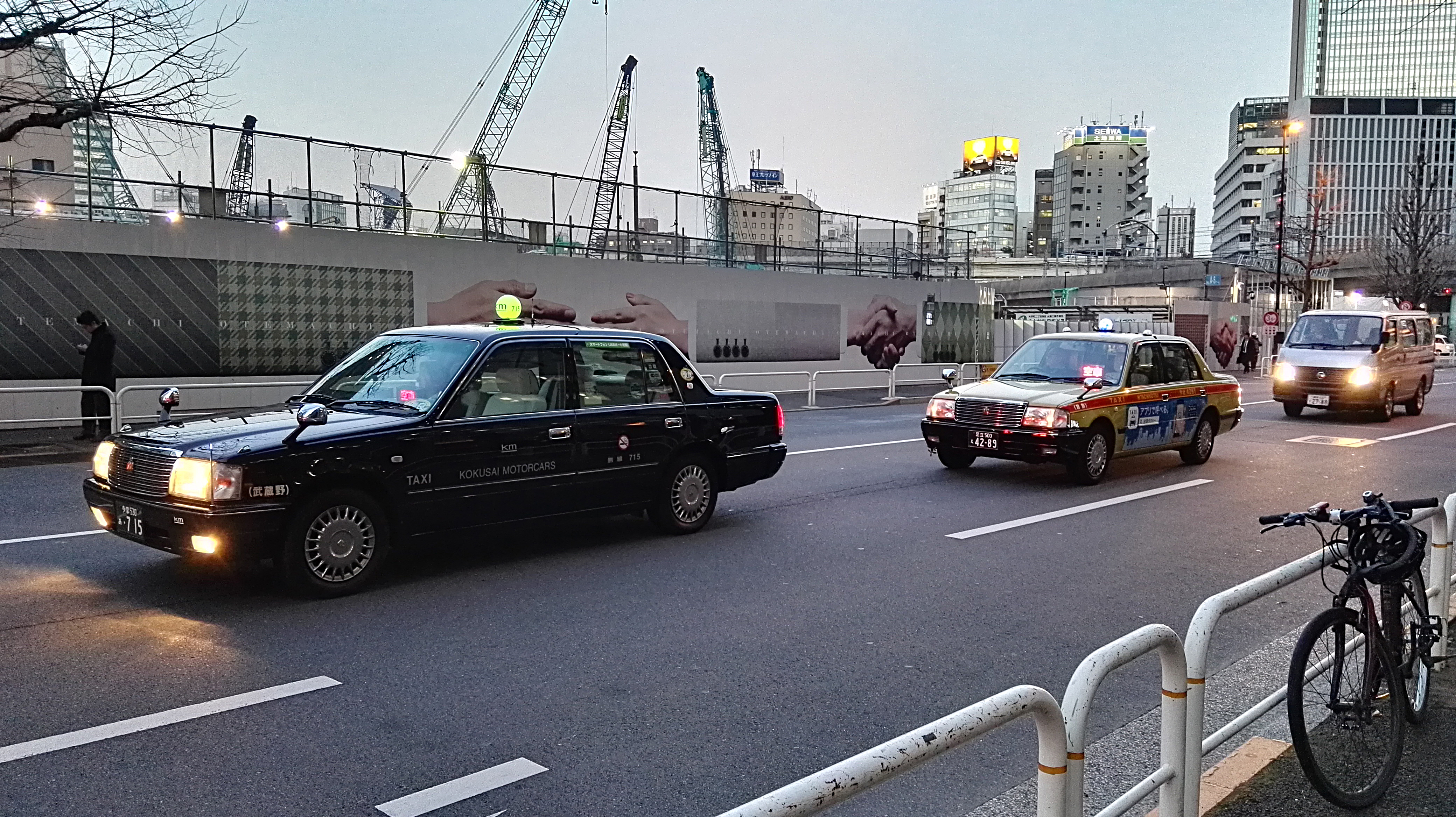 Mocno tradycyjne taksówki stoją lekko w kontrze do nowoczesnego Tokio. Mimo to, pasują.