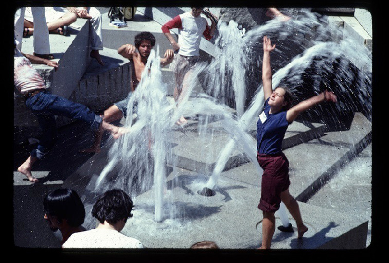 Fountain Dance in Halprins City Dance 1979 • Foto © Buck O’Kelly