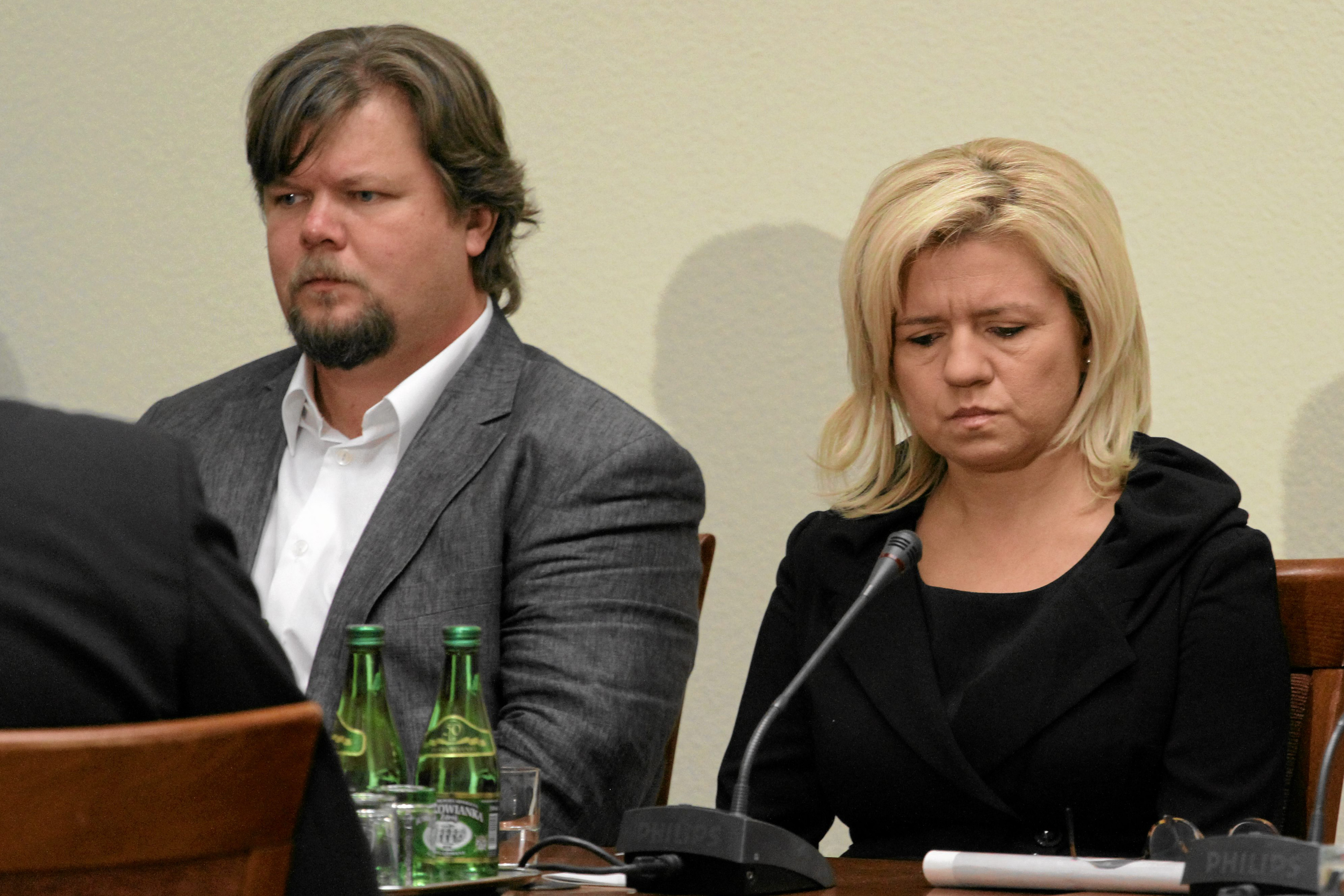 Artur Wosztyl na posiedzeniu parlamentarnego zespołu do spraw zbadania przyczyn katastrofy smoleńskiej; obok niego wdowa po gen. Andrzeju Błasiku. Zdjęcie z 2012 r. 