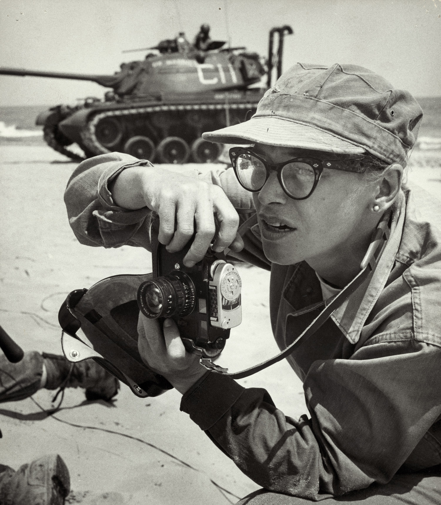 Dickey Chapelle’s favorite photograph of herself at work, taken in Milwaukee in 1958 by Marine Master Sergeant Lew Lowery. Wisconsin Historical Images collections.