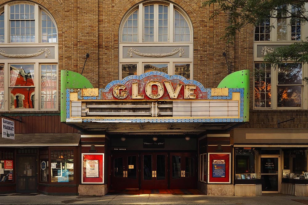 The Glove Theatre, which opened in 1914 as a vaudeville house, showed first-run movies until the 1970s when it closed. Locals saved the theater from the wrecking ball in 1995 and now host live performances there. Image by Larry C. Price. United States, 2016.