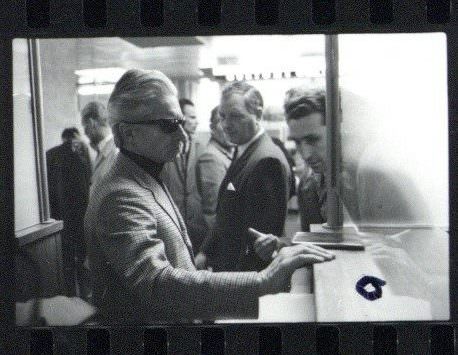 Karajan bei der Einreise • Foto Reinhard Friedrich / Archiv Berliner Philharmoniker