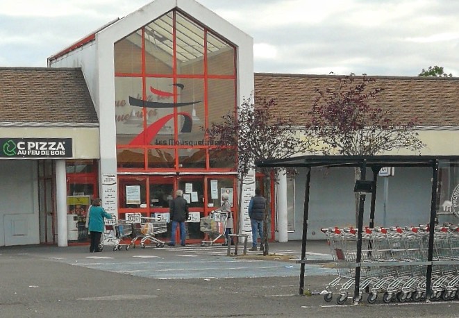 Le samedi 2 mai dès 8 heures, les premiers clients s’amoncellent devant les portes de l’Intermarché de Montmagny. Le magasin n’ouvre qu’à 8 heures 30.