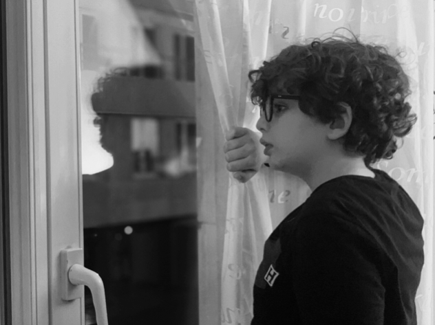 « C’est difficile de voir les autres enfants jouer dehors » — Ali.  Photo prise à Châtillon, le 06 mai 2020.