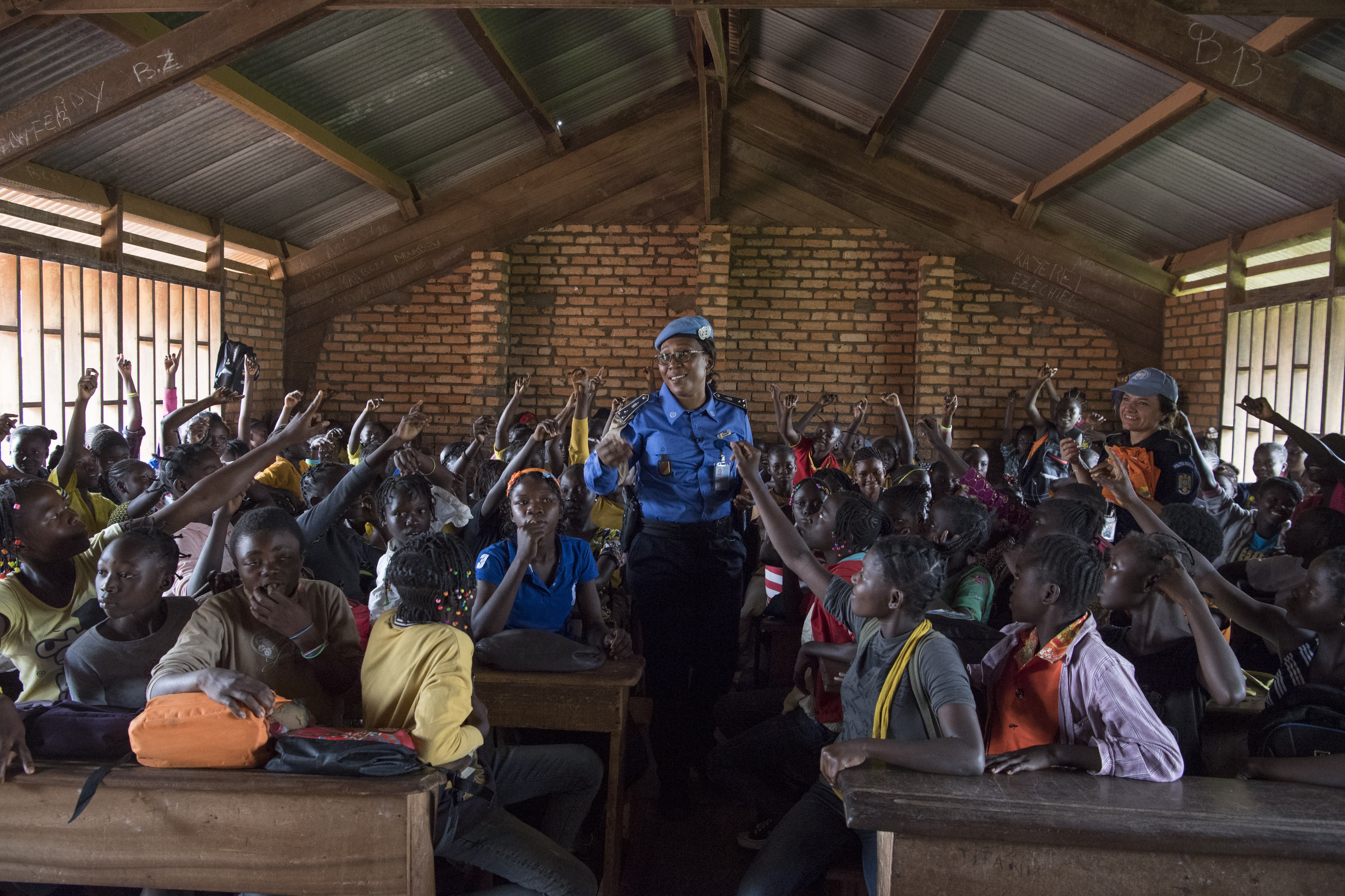 A UN Police Officer from Cameroon serving with the UN Multidimensional Integrated Stabilization Mission in the Central African Republic (MINUSCA), conducts a session on gender-based violence at a school in Bangui. UN Photo/Eskinder Debebe (2017)